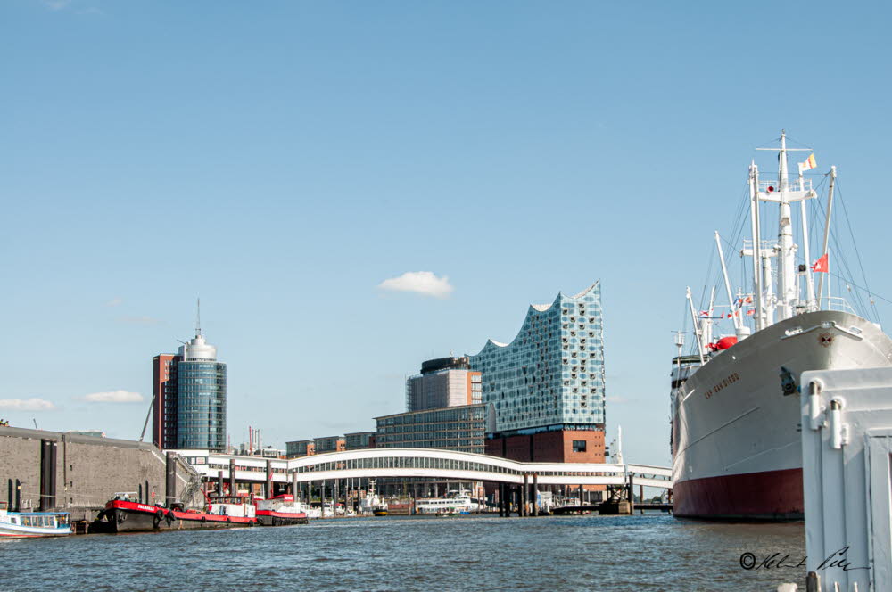 Cap San Diego mit Elbphilharmonie