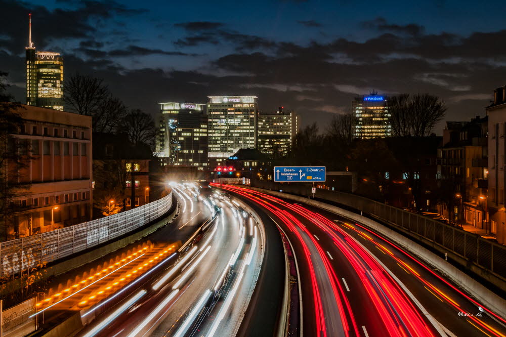 Die A40 in Essen am Abend